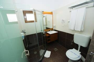 Фото номера Двухместный номер с 1 кроватью и балконом - 4* Гостевой дом Steaua Apelor Family Resort г. Nufăru 8
