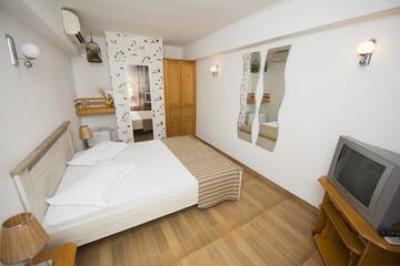 Фото номера Double Room with Pool View 3* Гостевой дом Steaua Apelor Family Resort г. Nufăru 7