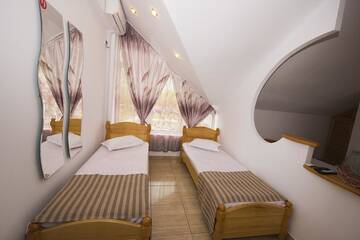 Фото номера Quadruple Room 3* Гостевой дом Steaua Apelor Family Resort г. Nufăru 3