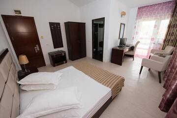 Фото номера Двухместный номер с 1 кроватью и балконом - 4* Гостевой дом Steaua Apelor Family Resort г. Nufăru 7