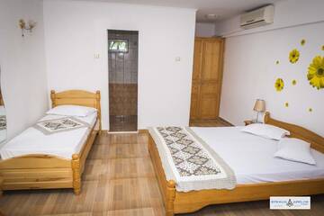 Фото номера Трехместный номер с видом на бассейн Гостевой дом Steaua Apelor Family Resort г. Nufăru 5