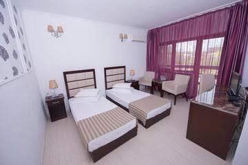 Фото номера Двухместный номер с 1 кроватью и балконом - 4* Гостевой дом Steaua Apelor Family Resort г. Nufăru 10