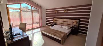Фото номера Стандартный двухместный номер с 1 кроватью Гостевой дом Steaua Apelor Family Resort г. Nufăru 2