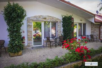Фото номера Double Room with Pool View 3* Гостевой дом Steaua Apelor Family Resort г. Nufăru 2