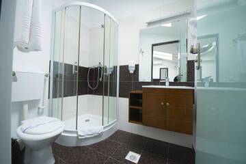 Фото номера Double Room with Pool View 3* Гостевой дом Steaua Apelor Family Resort г. Nufăru 4