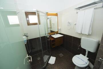 Фото номера Двухместный номер с 1 кроватью и балконом - 4* Гостевой дом Steaua Apelor Family Resort г. Nufăru 5