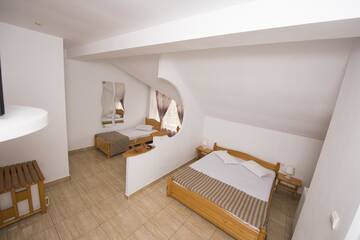 Фото номера Quadruple Room 3* Гостевой дом Steaua Apelor Family Resort г. Nufăru 2
